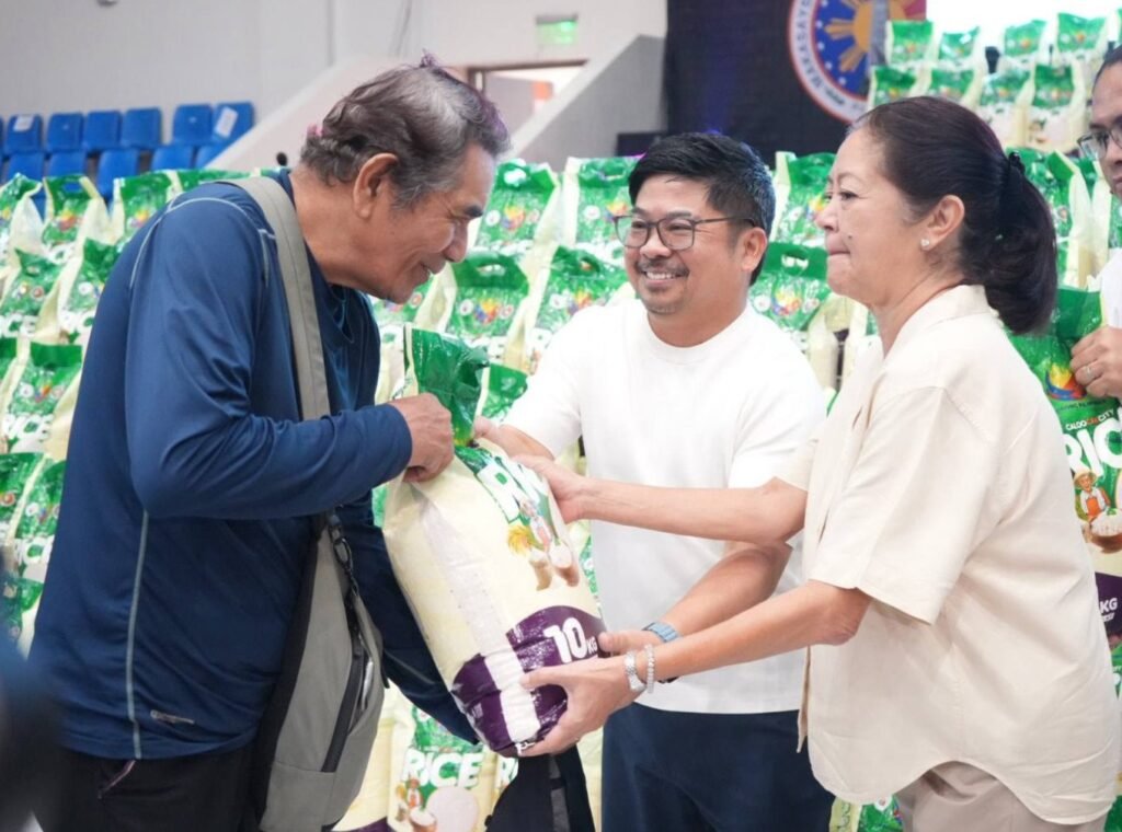 300K sacks of rice, ipinamahagi sa Caloocan